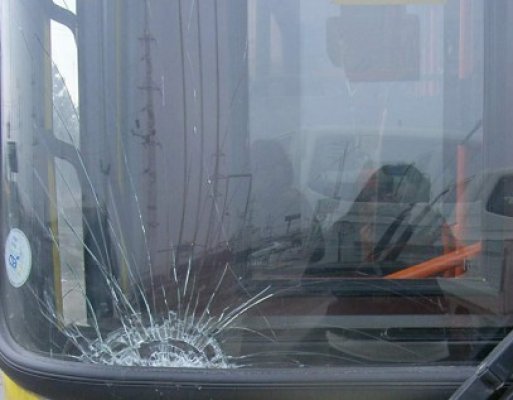 Spiderman a spart geamul unui autobuz, să sară în intersecţie
